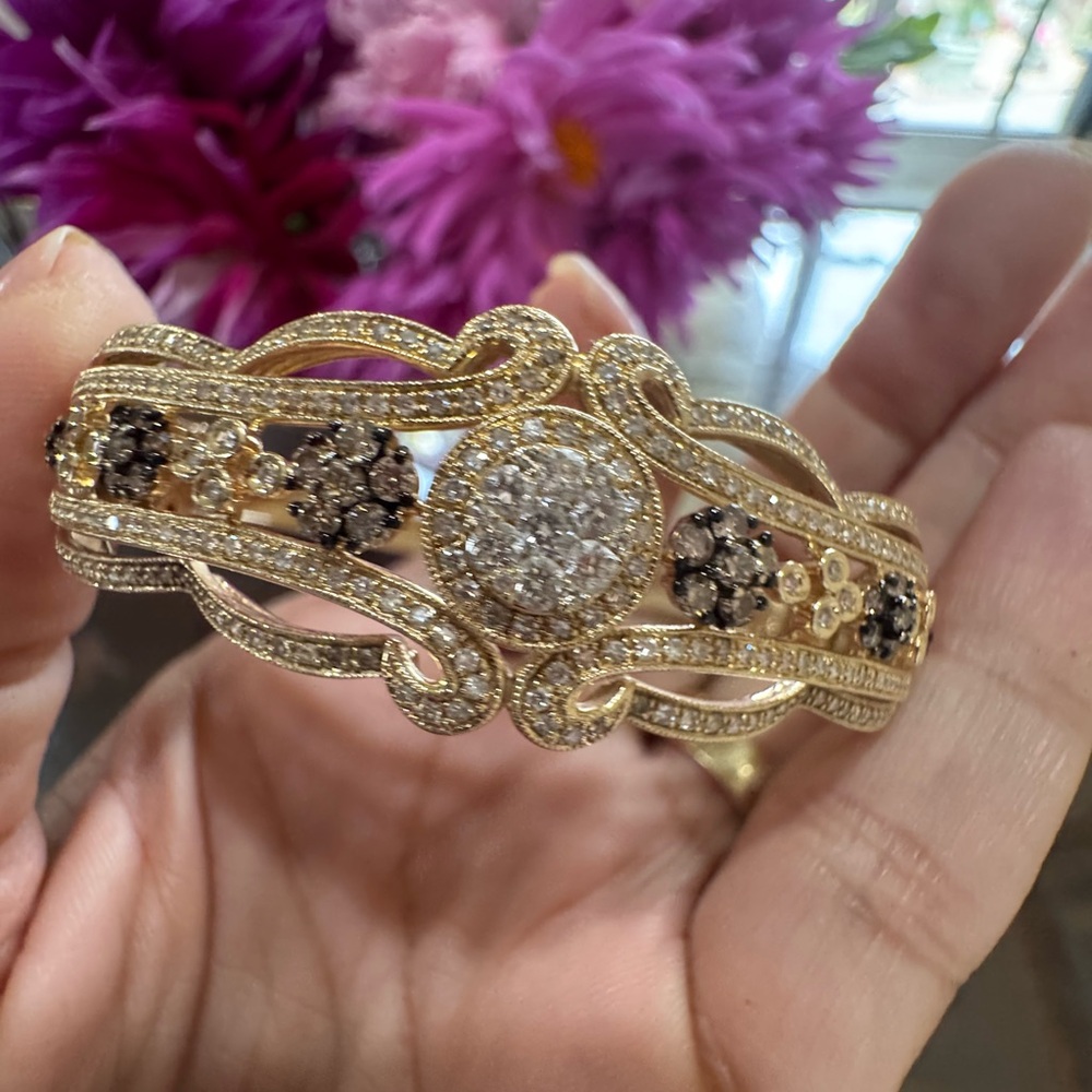 $16999 Stunning Dazzling Effy 14k YG Diamond 6.25in Hinged Bangle Bracelet